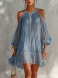Serna | Vestido mini azul con hombros al aire, fruncido y bajo de encaje