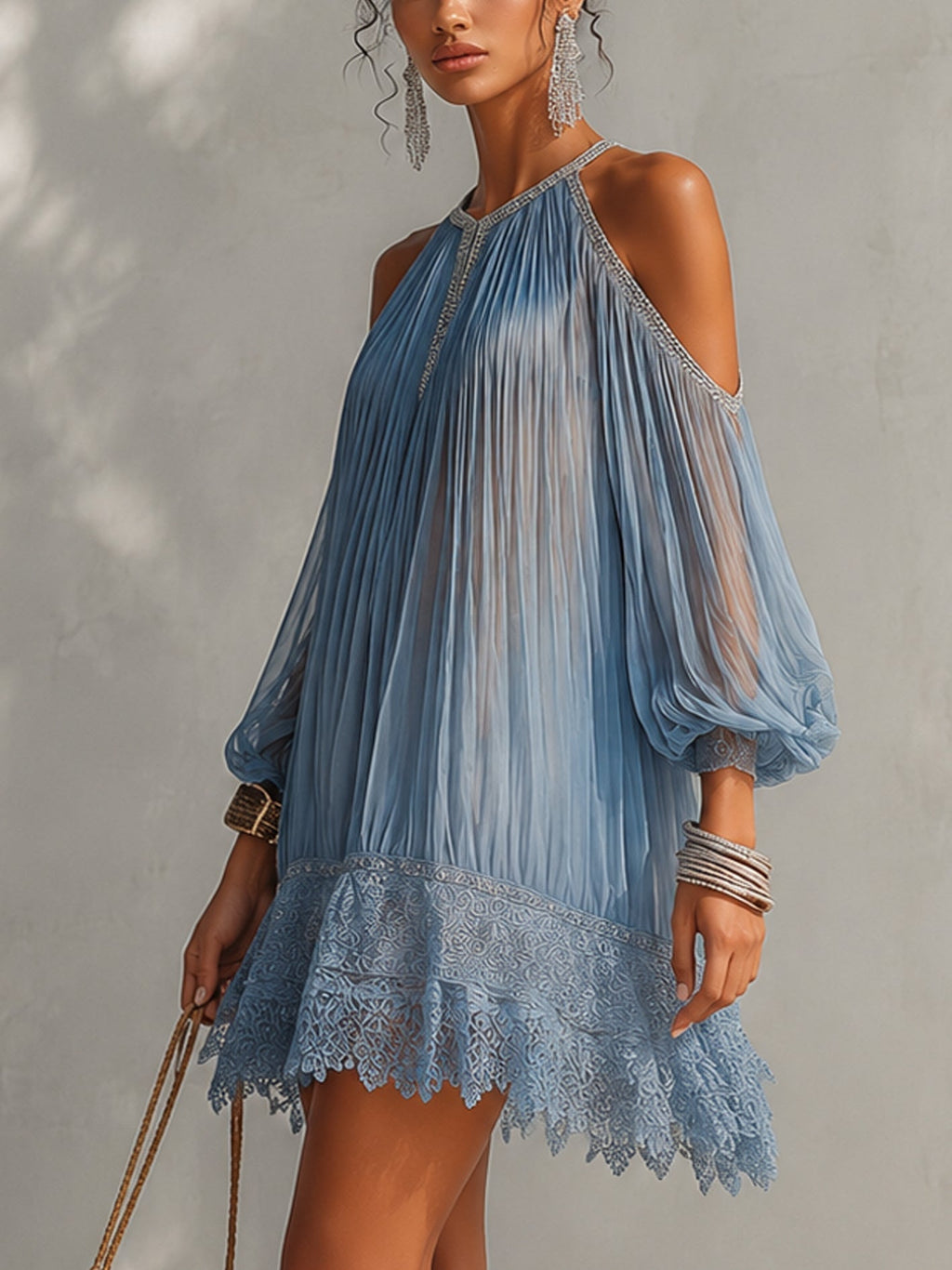 Serna | Vestido mini azul con hombros al aire, fruncido y bajo de encaje
