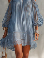 Serna | Vestido mini azul con hombros al aire, fruncido y bajo de encaje