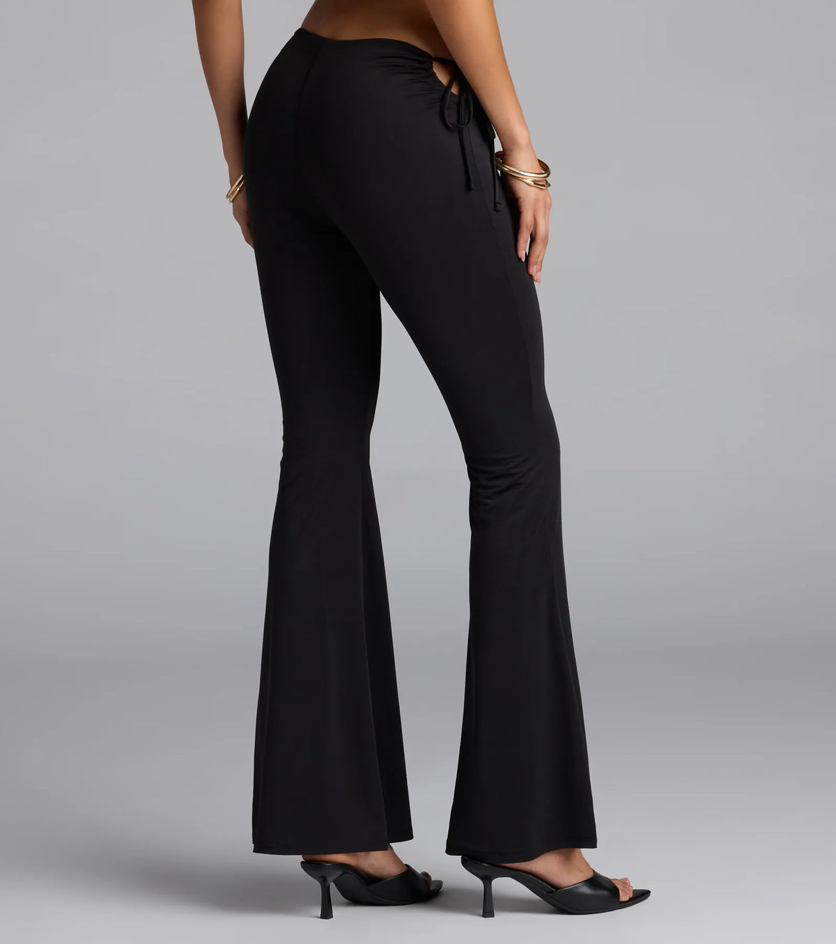 Pantalones Acampanados de Tiro Medio con Recorte