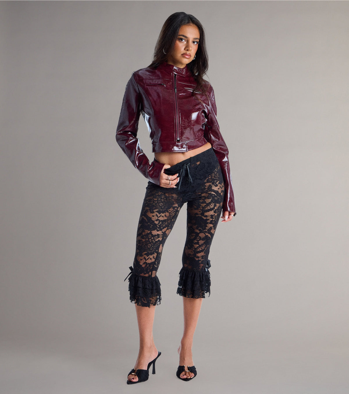 Pantalones capri de encaje con volantes