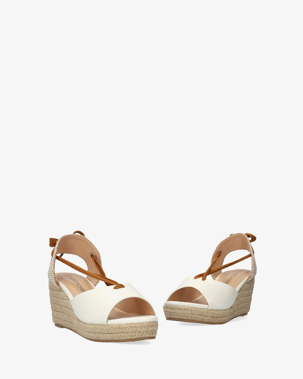 Sandalia en soft combinado blanco con cuña en yute