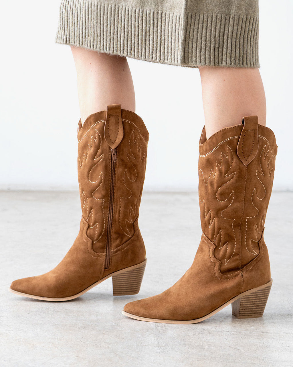 Bota vaquera en símil de ante color camel