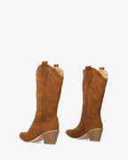 Bota vaquera en símil de ante color camel