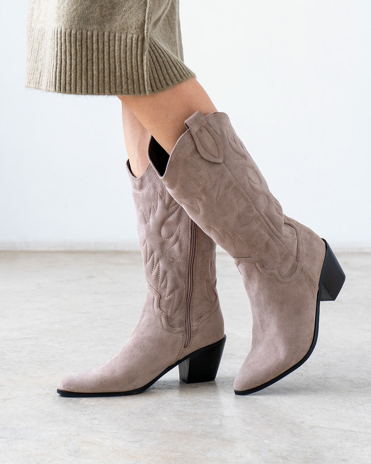 Bota cowboy en símil de ante gris