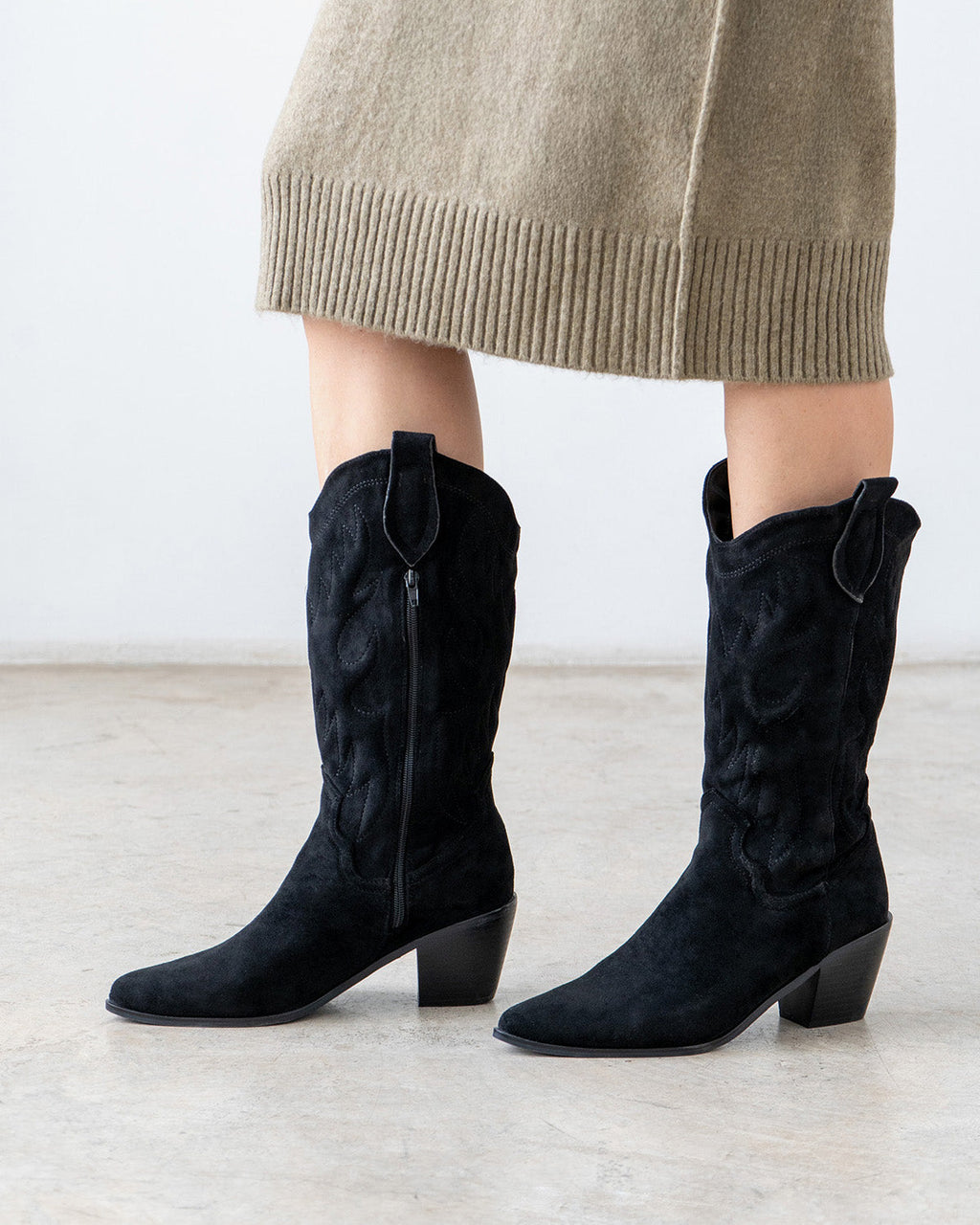 Bota cowboy en símil de ante negro