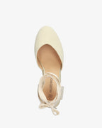 Sandalia de cuña crema con lazada ajustable
