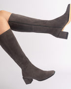 Bota alta en piel de color gris