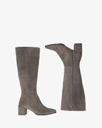 Bota alta en piel de color gris