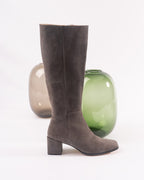 Bota alta en piel de color gris