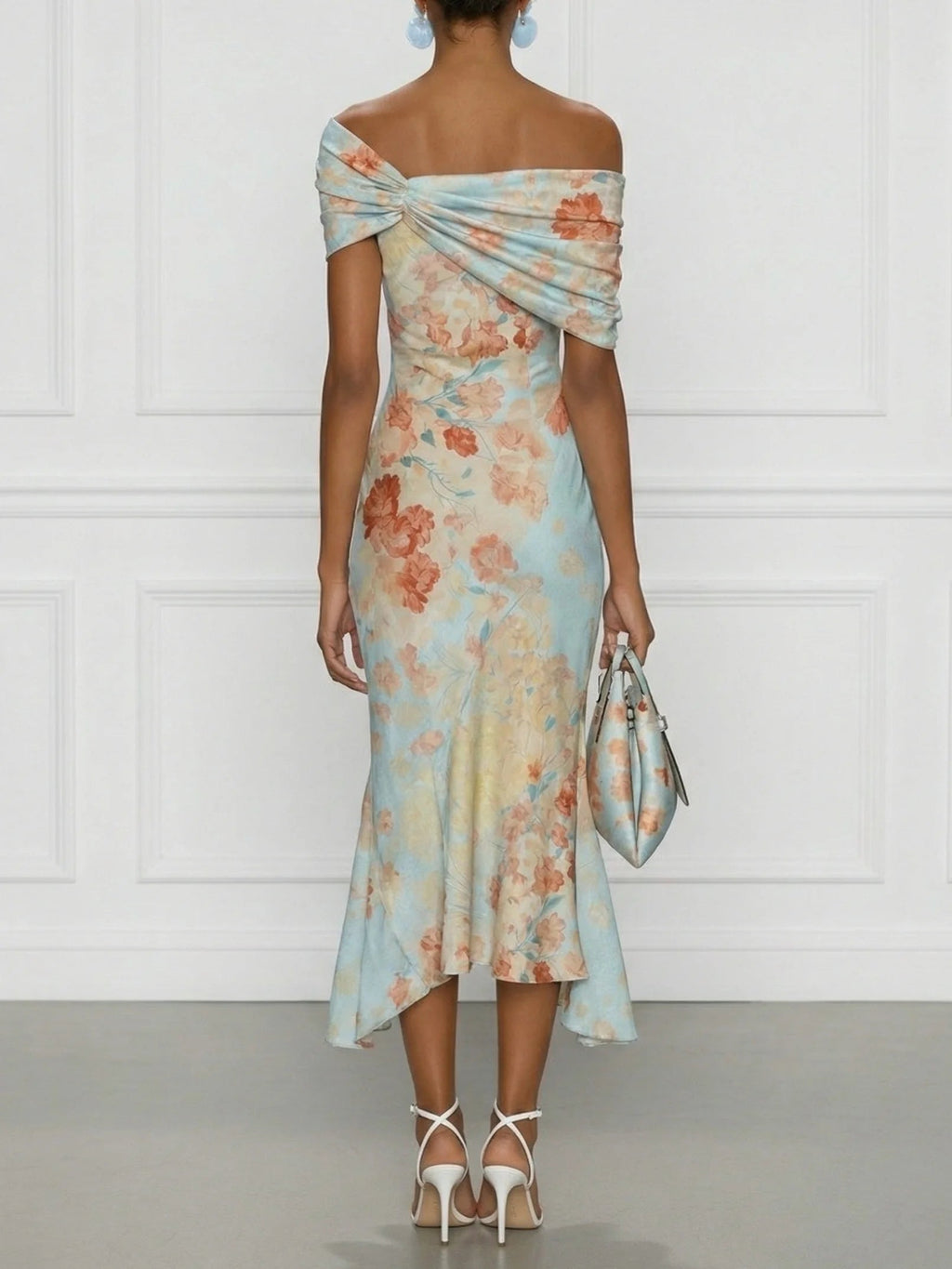 Victoire | Vestido midi de corte sirena con hombros descubiertos y estampado floral azul