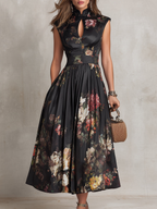 Violette | Vestido midi de satén plisado negro con estampado floral y escote en lágrima