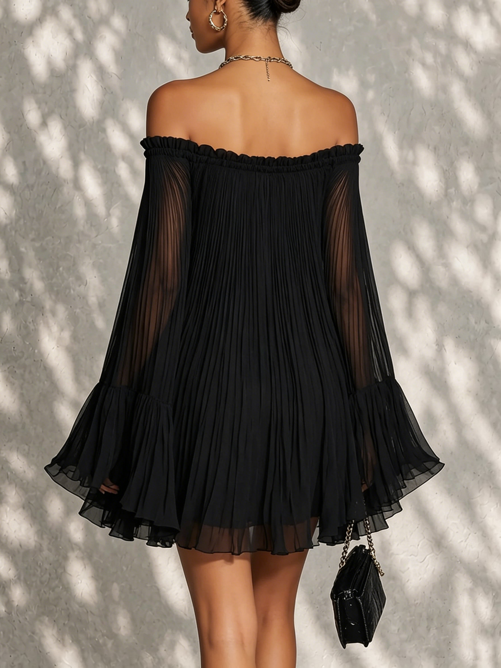 Océano | Vestido mini negro con mangas acampanadas y hombros al descubierto fruncidos