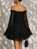 Océano | Vestido mini negro con mangas acampanadas y hombros al descubierto fruncidos