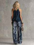 Chloé | Conjunto elegante con top espalda descubierta azul marino y pantalón amplio estampado