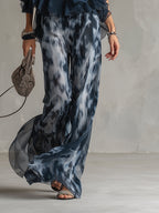 Chloé | Conjunto elegante con top espalda descubierta azul marino y pantalón amplio estampado