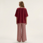 Julia | Conjunto de top con cuello en V estilo «varsity» y pantalones a rayas