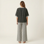 Julia | Conjunto de top con cuello en V estilo «varsity» y pantalones a rayas