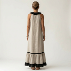 Mila | Vestido largo sin mangas, cuello con volantes y ribete en contraste