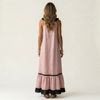 Mila | Vestido largo sin mangas, cuello con volantes y ribete en contraste