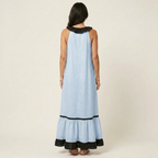 Mila | Vestido largo sin mangas, cuello con volantes y ribete en contraste