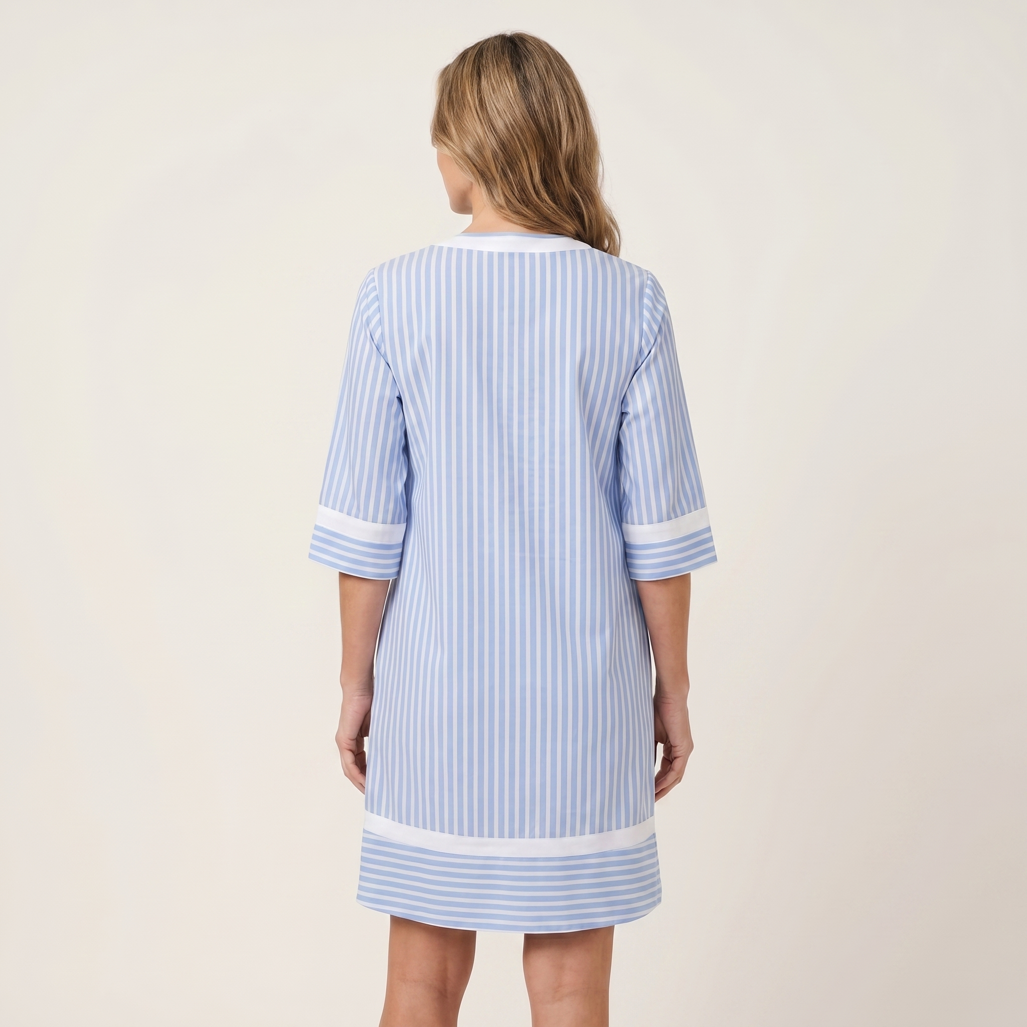 Carlota | Vestido recto a rayas de algodón, con cuello en V y ribete en contraste