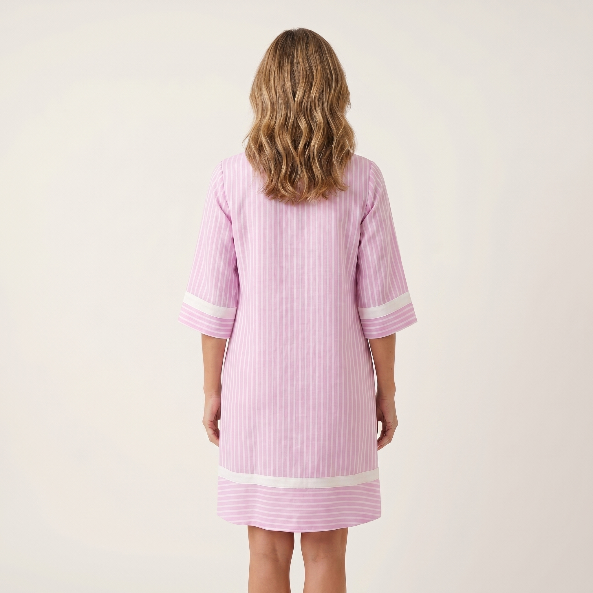 Carlota | Vestido recto a rayas de algodón, con cuello en V y ribete en contraste
